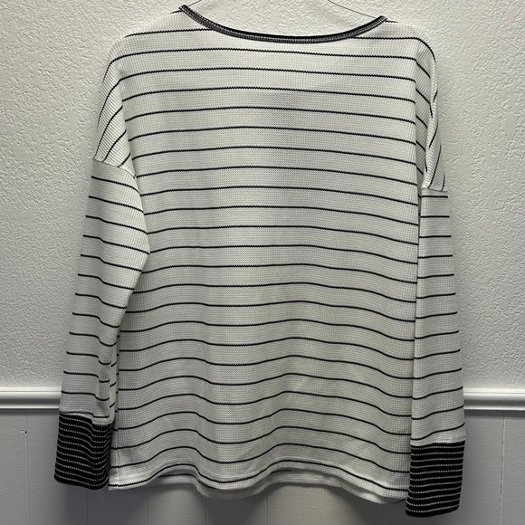 Women’s Sz Lg Long Sleeve Scoop Neck 1/4 Button Up Tee, V492 - Picture 6 of 8